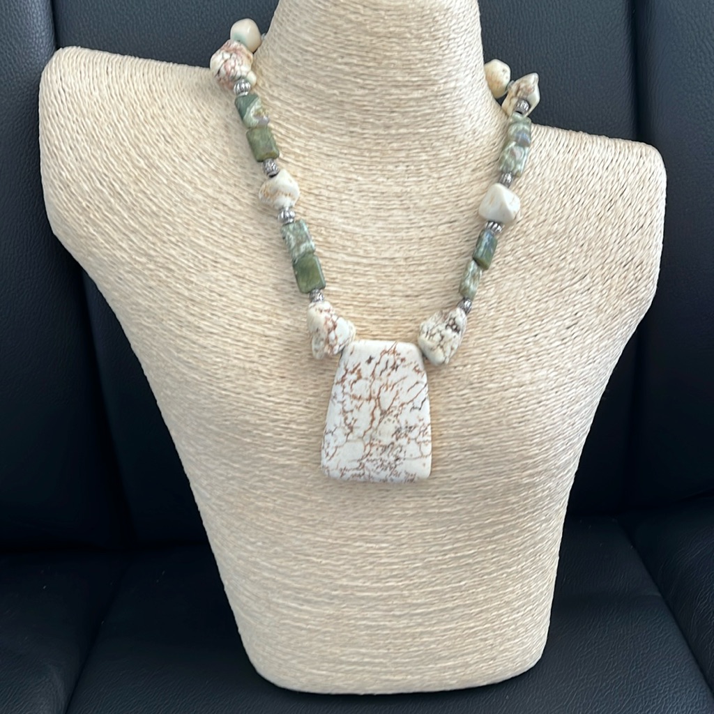 Beautiful White Howlite And Green Jasper Stones Necklace 18 35$